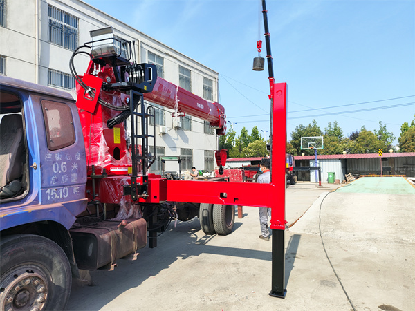 Truck mounted crane for semitrailer