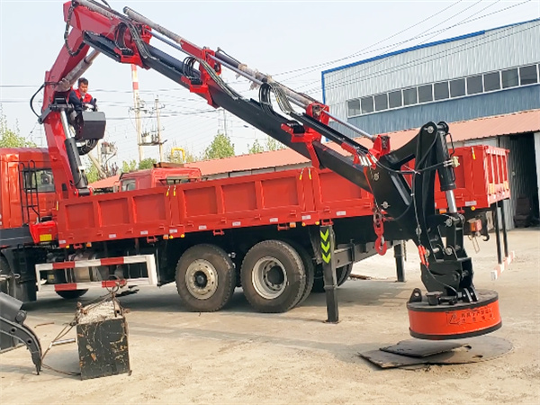 knuckle boom crane with electromagnet